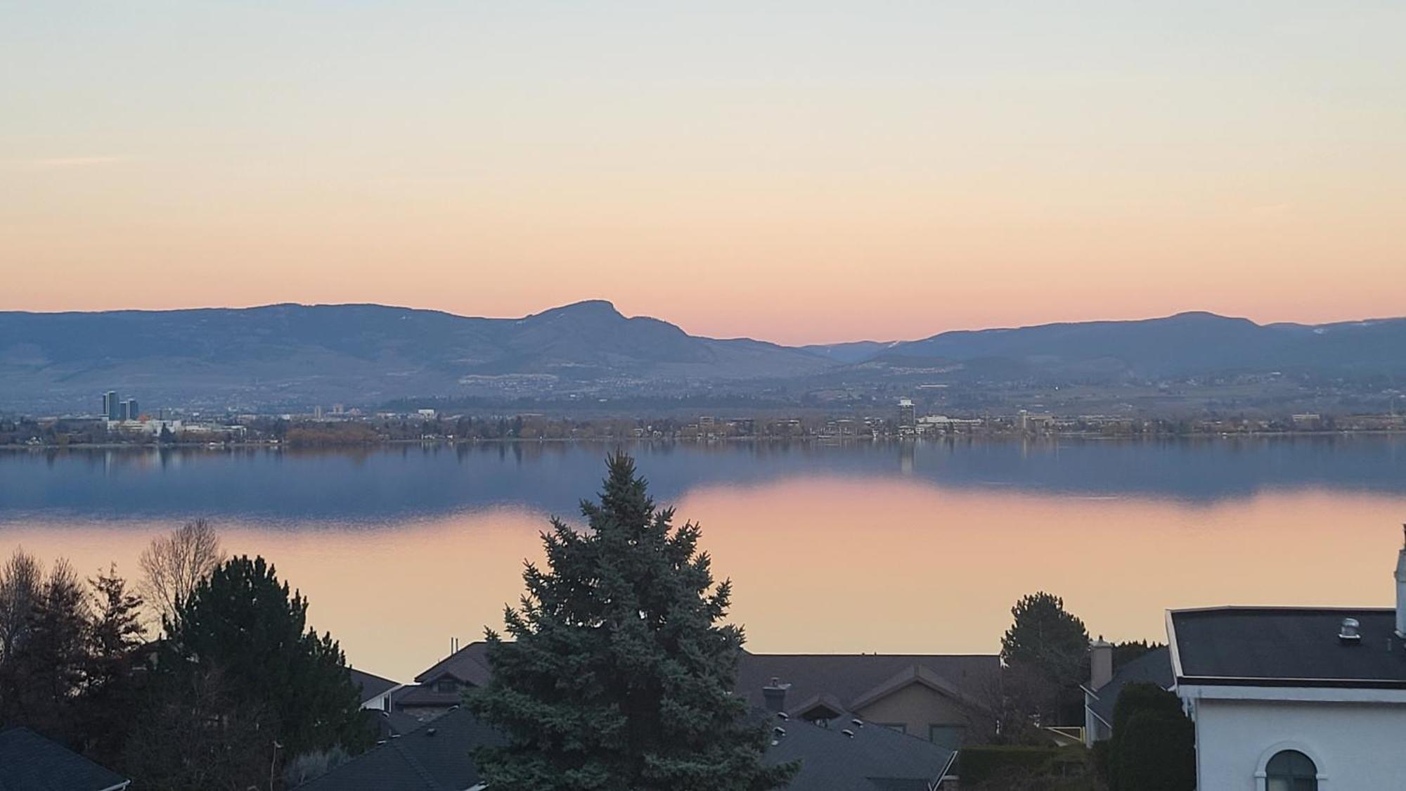 Lakeview Oasis Bed And Breakfast West Kelowna Exterior photo